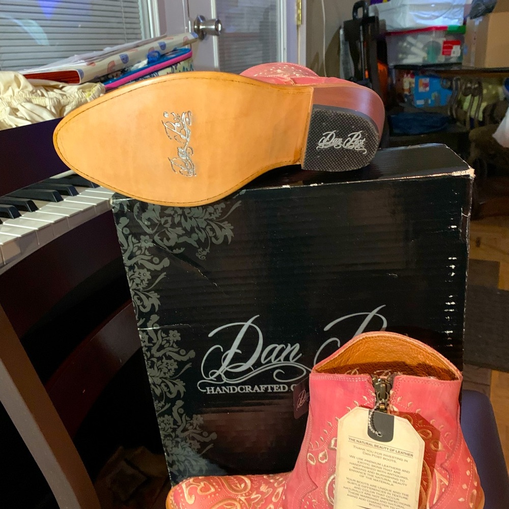 New pink embroidered size 10 women’s western boots crafted by Dan Post